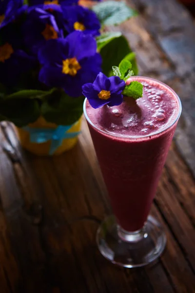 Läckra berry smoothie på bord — Stockfoto