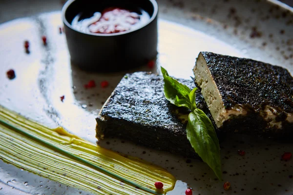 Tofu frito em Nori. Servido com molho — Fotografia de Stock