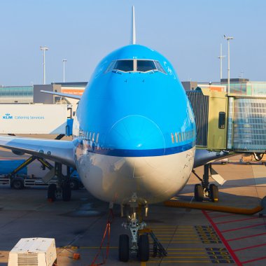 Klm uçağı Schiphol havaalanından yükleniyor. Amsterdam, Hollanda