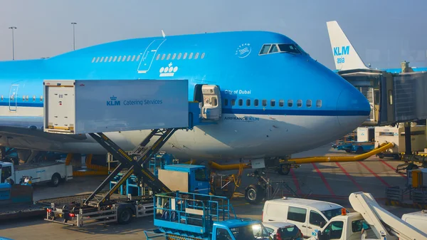 KLM plane being loaded at Schiphol Airport. Amsterdam, Netherlands — Stock Photo, Image