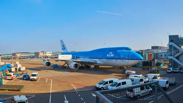 KLM plane being loaded at Schiphol Airport. Amsterdam, Netherlands — Stock Photo, Image