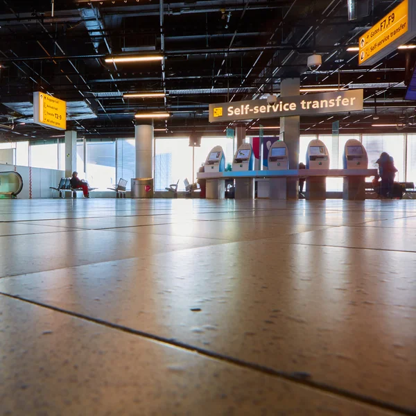 在阿姆斯特丹史基浦机场的自助值机亭. — 图库照片