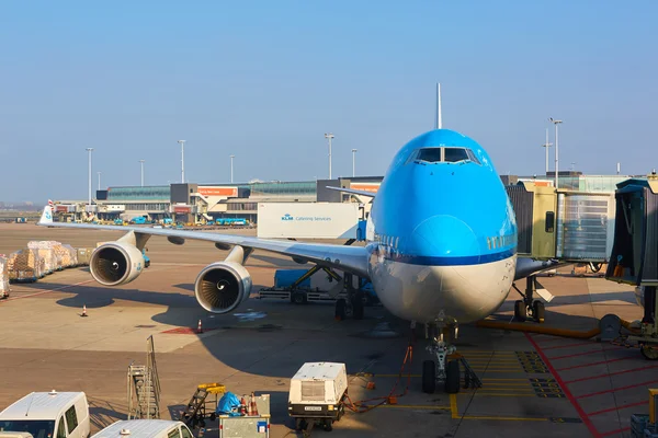 L'avion KLM est chargé à l'aéroport de Schiphol. Amsterdam, Pays-Bas — Photo