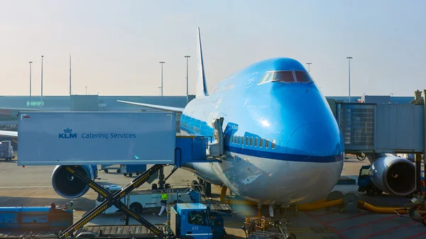 Samolotem KLM-u są ładowane na lotnisku Schiphol. Amsterdam, Holandia — Zdjęcie stockowe