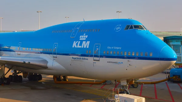 KLM plan lastas på flygplatsen Schiphol. Amsterdam, Nederländerna — Stockfoto