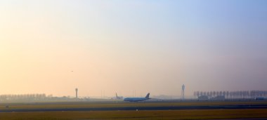 Havaalanı Schiphol çıkış yapan uçak.