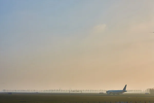 Airplane departing from Airport Schiphol. — Stock Photo, Image