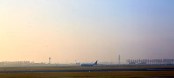 Airplane departing from Airport Schiphol. — Stock Photo, Image