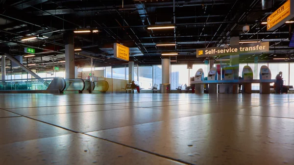 Zelf inchecken kiosk in Amsterdam Airport Schiphol. — Stockfoto