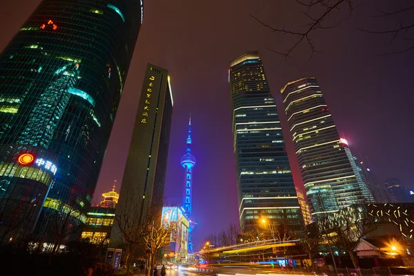 Oriental Pearl Tower por la noche — Foto de Stock