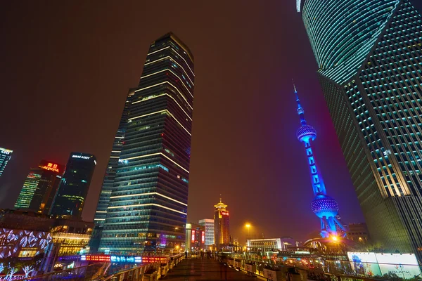 Oriental pearl tower på natten — Stockfoto