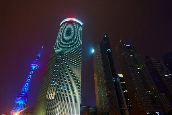 Oriental Pearl Tower por la noche — Foto de Stock