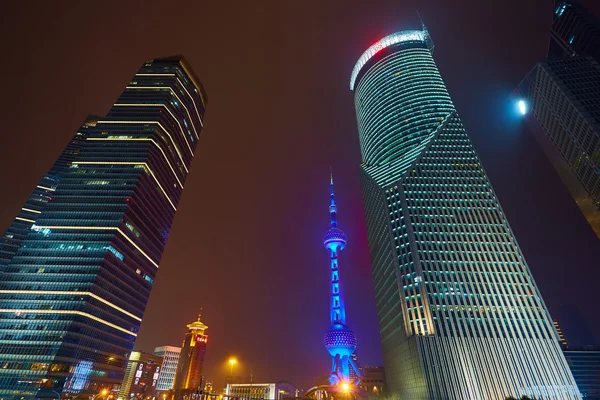 Oriental pearl tower på natten — Stockfoto