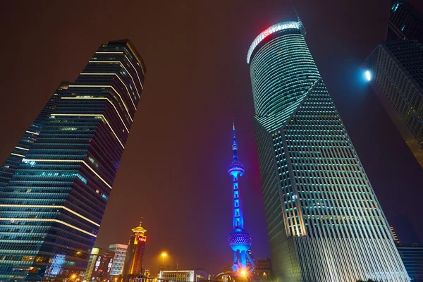 Oriental Pearl Tower à noite — Fotografia de Stock