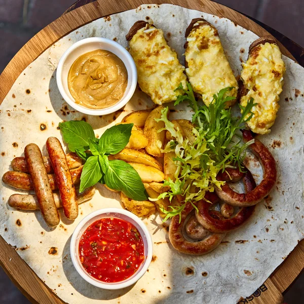 Embutidos y verduras a la parrilla en estilo rústico . —  Fotos de Stock