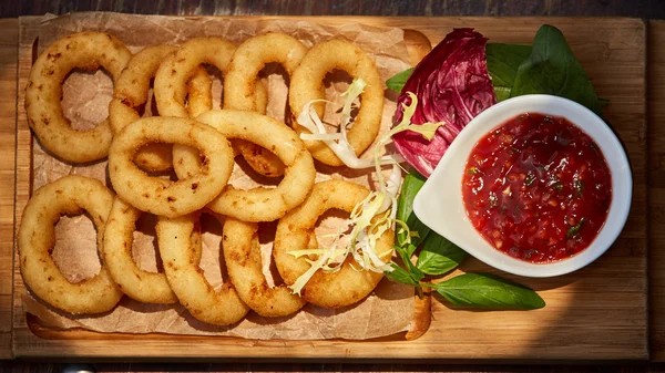 Hausgemachte knusprige gebratene Zwiebelringe — Stockfoto