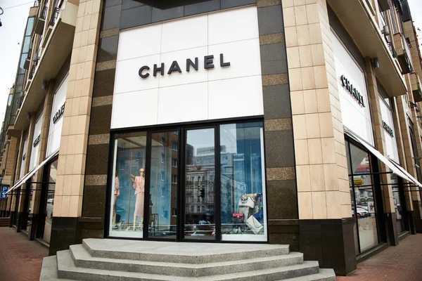 Kiev, Oekraïne - 12 April 2016: Chanel retail winkel buitenkant. — Stockfoto