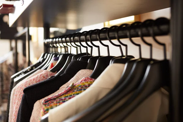 Kleider auf Kleiderbügeln im Geschäft. — Stockfoto