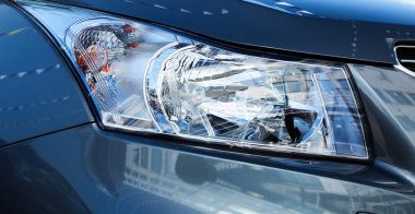 Modern bir araba Xenon veya Led ışık