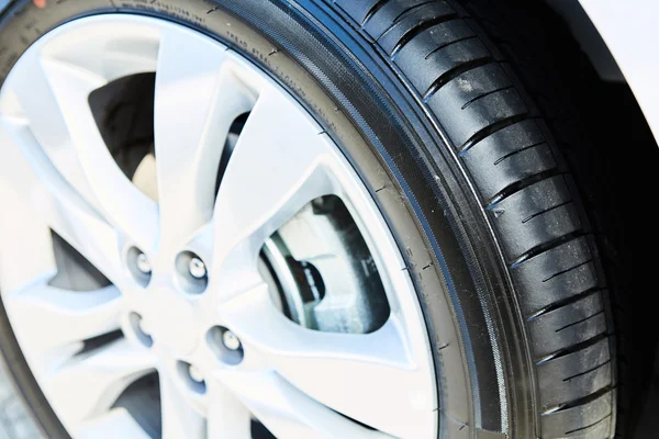 Rueda del coche en un coche - primer plano —  Fotos de Stock