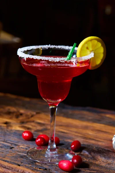 Kosmopolitische cocktail boven op bar — Stockfoto