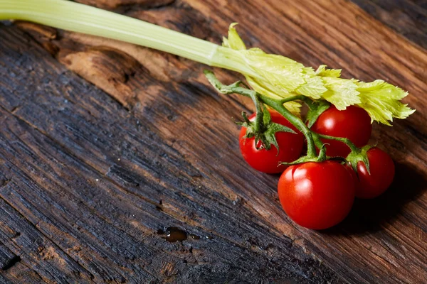 Frisk rå selleri og tomater Vegetabilsk på brun træbaggrund - Stock-foto