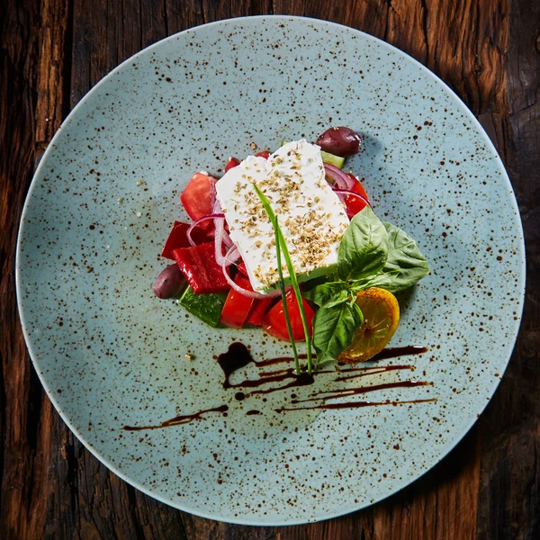 Ensalada griega fresca en un tazón , — Foto de Stock