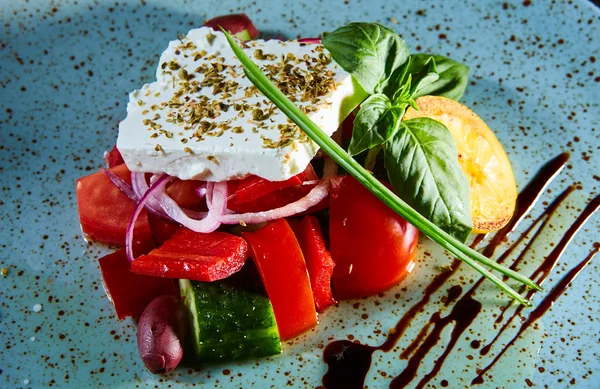 Salade grecque fraîche dans un bol , — Photo