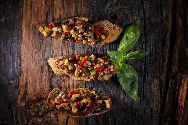 Italienische Bruschetta mit gegrilltem Gemüse — Stockfoto