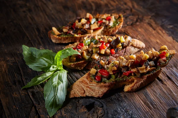 Bruschetta italiana con verdure grigliate — Foto Stock