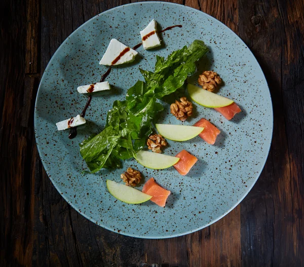 Hausgemachter Salat mit Apfel und Lachs — Stockfoto