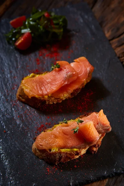 Sanduíche bruschetta com salmão — Fotografia de Stock