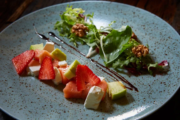 Salade met aardbeien, zalm, kaas en walnoten — Stockfoto