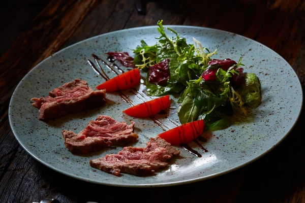 Grilled sliced roast beef and green salad — Stock Photo, Image