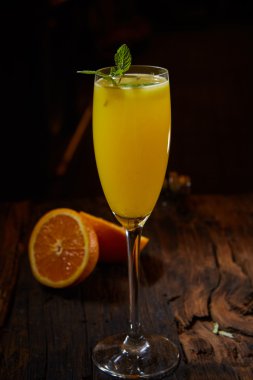 Turuncu rustik ahşap masa üzerinde kokteyl