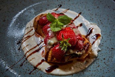 Tam buğday Belçika waffle şurubu ile tepesinde, çırpılmış krema, ceviz ve taze doğranmış çilek