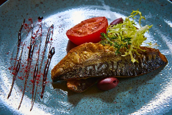 Fiskrätt - stekt fisk och grönsaker — Stockfoto