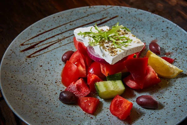 Salade grecque fraîche dans un bol , — Photo