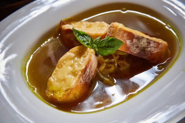 Bowl of tradiitonal French onion soup — Stock Photo, Image