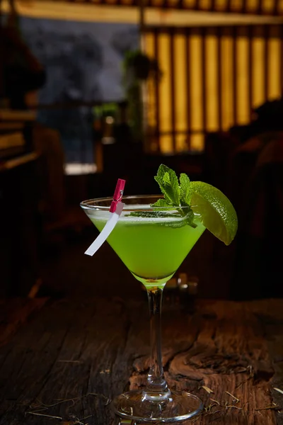 Бокал мартини с зеленым коктейлем — стоковое фото