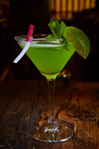 Vidro Martini com coquetel verde — Fotografia de Stock