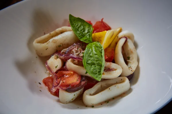 Healthy rings squid salad with tomatoes — Stock Photo, Image