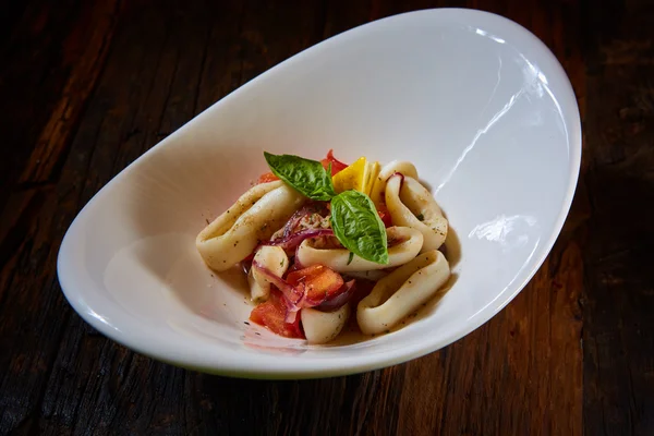 Healthy rings squid salad with tomatoes — Stock Photo, Image