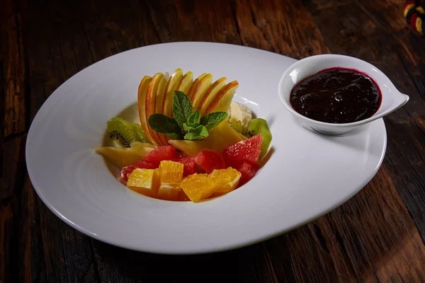 Zdravý salát z čerstvého ovoce — Stock fotografie