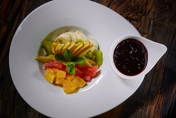 Salada saudável feita de frutas frescas — Fotografia de Stock