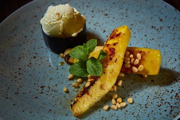 Grilled pineapple with vanilla ice cream — Stock Photo, Image