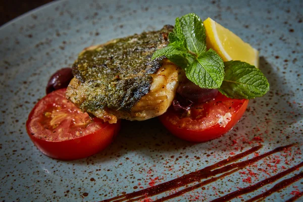 Fish dish - fried fish and vegetables — Stock Photo, Image