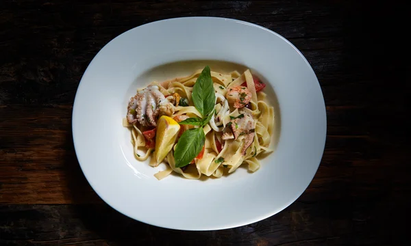 Fettuccine pasta  with shrimps, lemon, baby octopus, fresh Parmesan cheese, and  oregano. — Stock Photo, Image