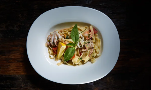 Pasta de fettuccine con camarones, limón, pulpo bebé, queso parmesano fresco y orégano . — Foto de Stock