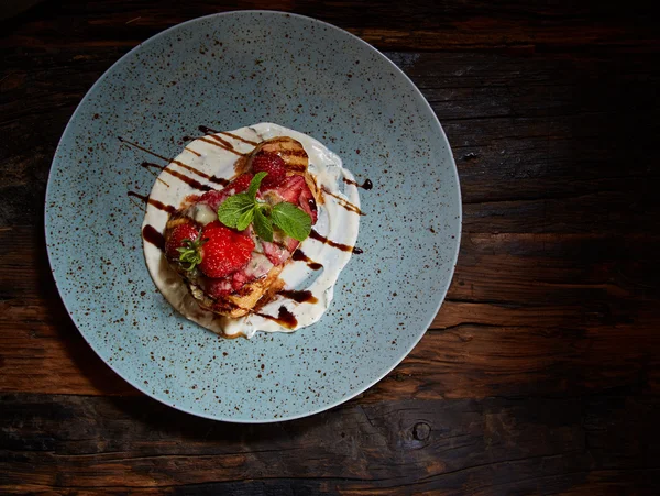 Tam buğday Belçika waffle şurubu ile tepesinde, çırpılmış krema, ceviz ve taze doğranmış çilek